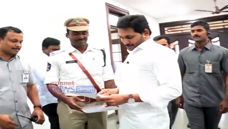 video:ప్రాణాలకు తెగించి మహిళను కాపాడిన పోలీస్... అభినందించిన జగన్