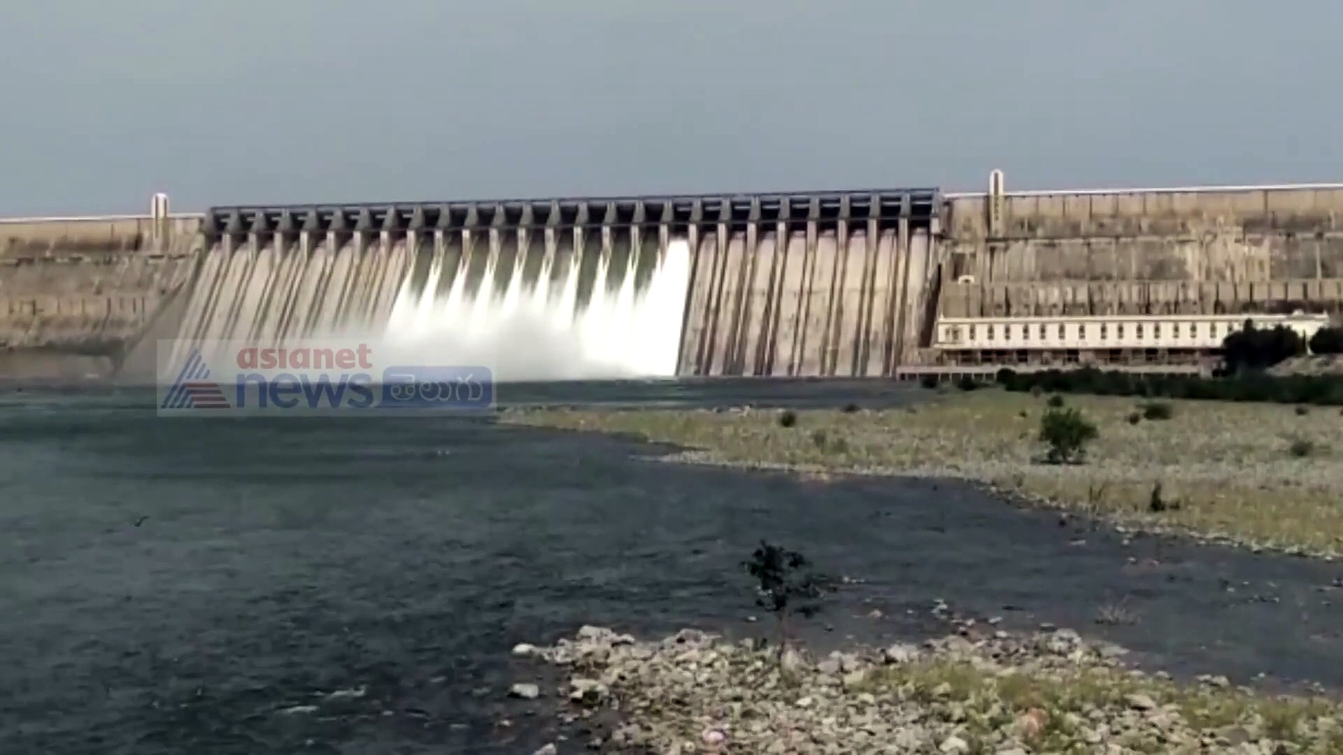 సాగర్ గేట్ల ఎత్తివేత, దిగువకు పరుగులు పెడుతున్న కృష్ణమ్మ (వీడియో)