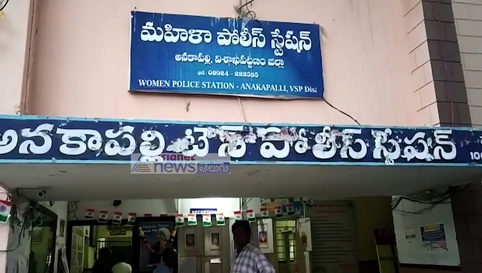 ప్రేమను నిరాకరించిందని పొడిచాడు (వీడియో)