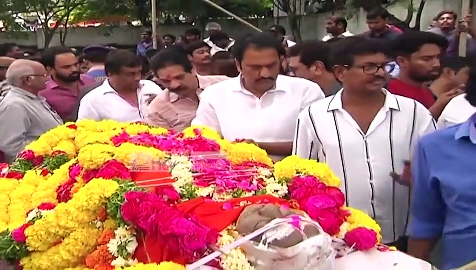 మరణాన్ని ఊహించలేకపోతున్నాం : వేణు మాధవ్ కు నివాళులర్పించిన మాగంటి గోపీనాథ్ (వీడియో)