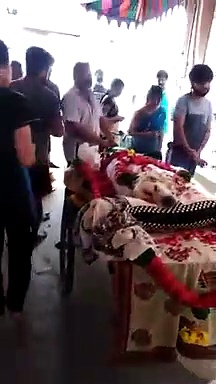 మరణంలోనూ విశ్వాసం : పెంపుడు కుక్కకు దహనసంస్కారాలు (వీడియో)