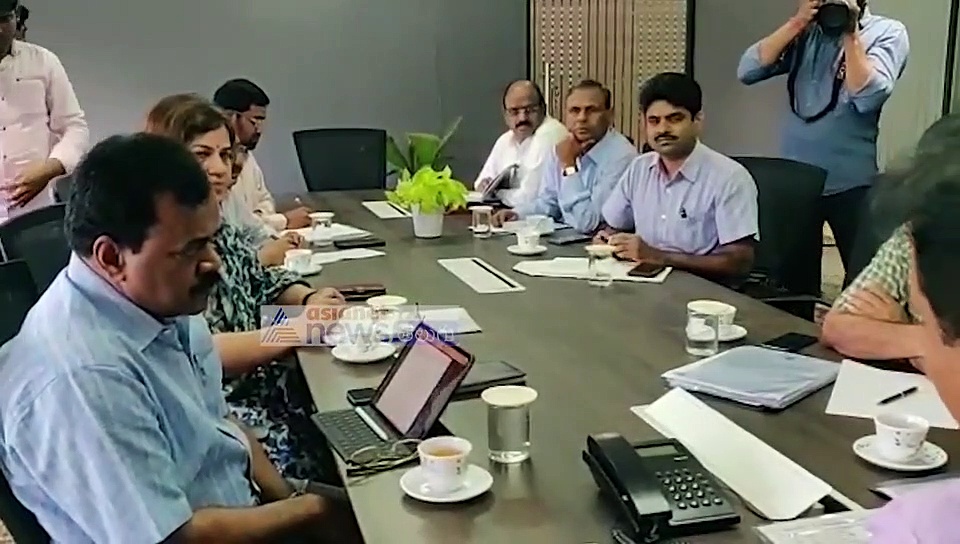 మున్సిపల్ అధికారులతో మంత్రి కేటీఆర్ సమీక్ష (వీడియో)