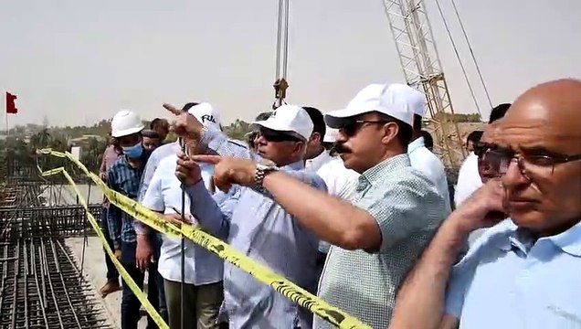وزير النقل ومحافظ أسوان يتفقدان مسار ومحطات القطار الكهربائى السريع
