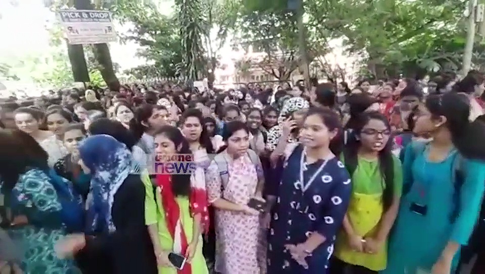 పొట్టి దుస్తులకు నో ఎంట్రీ.. కుర్తీలు వేసుకున్నా కూడా..(వీడియో)