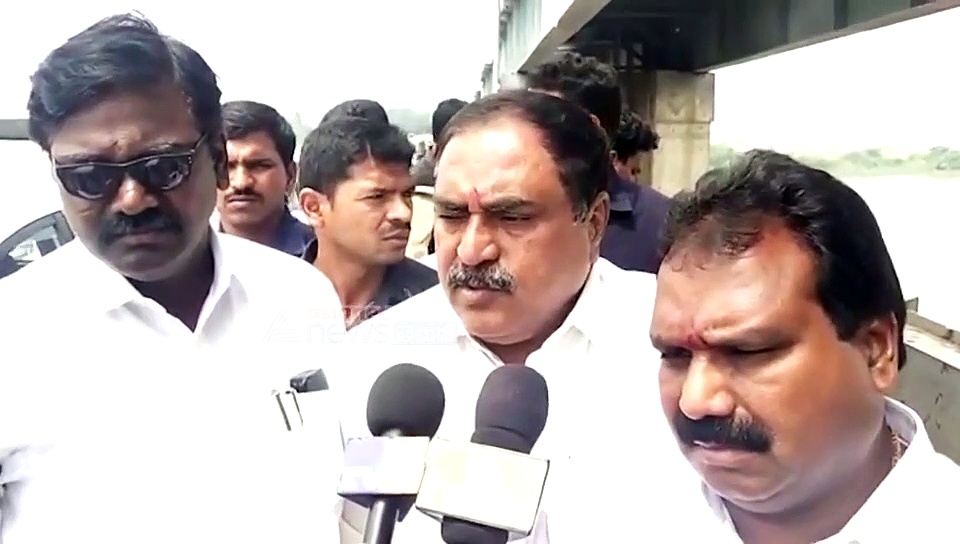 ధవళేశ్వరం వద్ద సహాయక చర్యలను పరిశీలించిన మంత్రి ఎర్రబెల్లి దయాకర్ రావు (వీడియో)