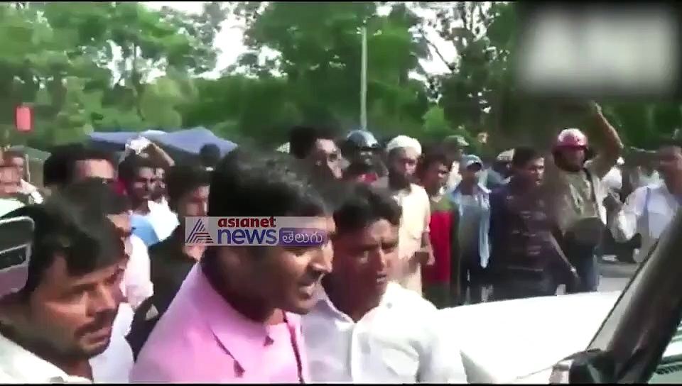 పోలీసులపై స్థానికుల తిట్ల వర్షం (వీడియో)