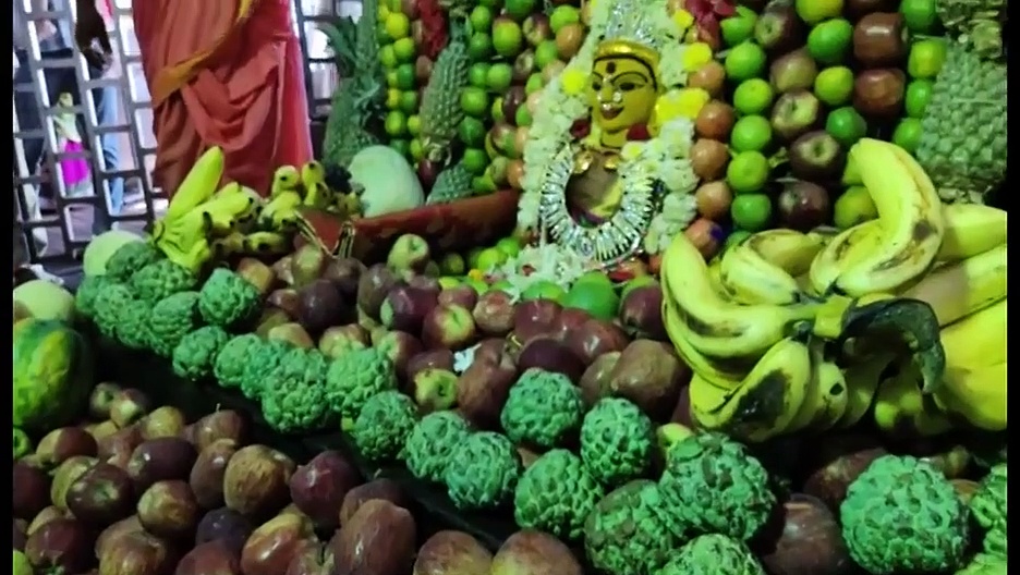 పండ్లతో దుర్గామాత అలంకరణ: విశాఖలో బారులు తీరిన జనం