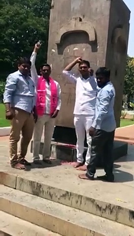 అమరవీరులకు నివాళులర్పించిన ఏపీ టీఆర్ఎస్ అభిమాని (వీడియో)