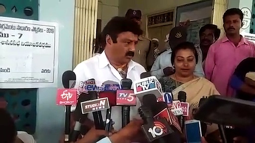 హిందూపురంలో ఓటు హక్కు వినియోగించుకున్న బాలయ్య (వీడియో)