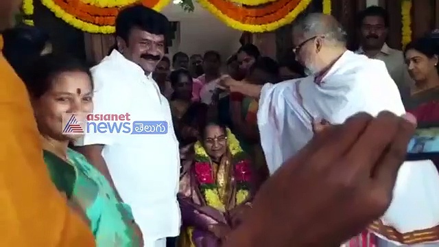 తల్లికి పాదాభివందననం చేసి తలసాని రాజ్ భవన్ కు... (వీడియో)