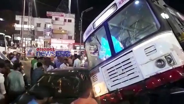 బస్సు విధ్వంసం: డ్రైవర్ మృతి (వీడియో)