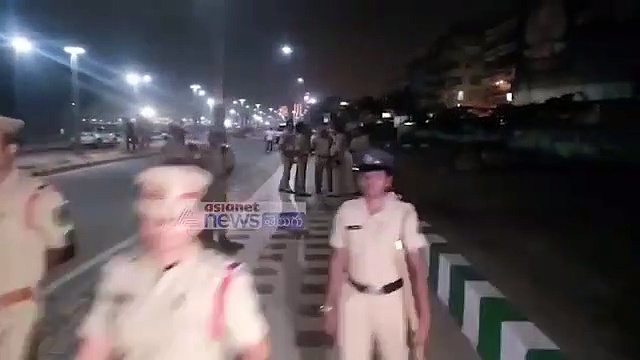 గంటాకు షాక్: హరికృష్ణ, దాసరి, అక్కినేని విగ్రహాల తొలగింపు(వీడియో)