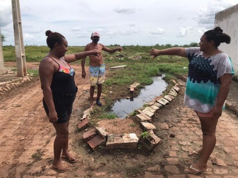 Há mais de 2 anos com esgoto estourado, moradores de Sousa pedem socorro: “A gente vai morrer”