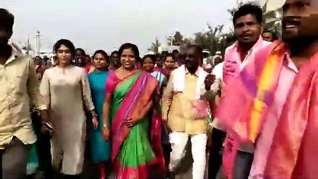 కేసిఆర్ సభకు ఈటెల సతీమణి, కోడలు, కూతురు పాదయాత్ర (వీడియో)