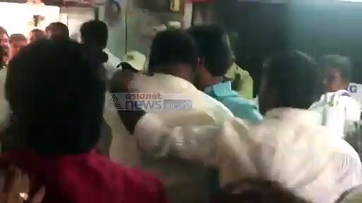 జమ్మలమడకలో టీడీపీ వైసీపీ వర్గాల మధ్య ఘర్షణ (వీడియో)