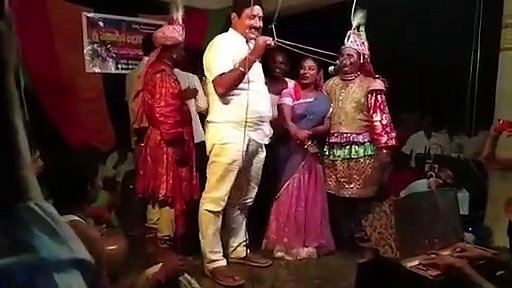 వైఎస్ఆర్ కాంగ్రెస్ పార్టీ ఎమ్మెల్యే అభ్యర్థి బడుకొండ అప్పలనాయుడు రిలాక్స్ మామూలుగా లేదుగా..(వీడియో)