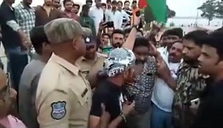 జాతీయ జెండాను కాళ్ళతో తొక్కిన యువకుడు అరెస్ట్ (వీడియో)