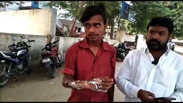 కేటీఆర్ రోడ్డుషో లో అపశృతి, కార్యకర్తలకు గాయాలు (వీడియో)