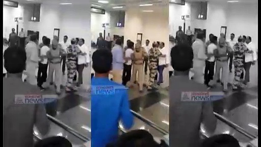 విశాఖ విమానాశ్రయంలో వైఎస్ జగన్ పై దాడి (వీడియో)