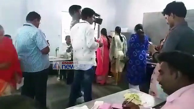 పులివెందులలో ఓటు హక్కు వినుయోగించుకున్న షర్మిల, భారతి (వీడియో)