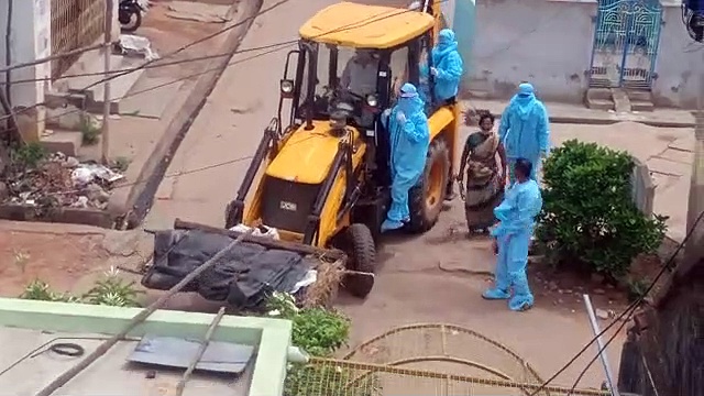 ప్రొక్లెయిన్‌తో వృద్దుడి మృతదేహం తరలింపు: జగన్‌పై లోకేశ్ విమర్శలు (వీడియో)