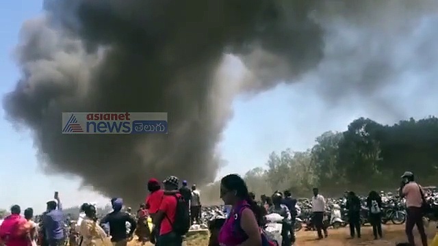 బెంగుళూరు ఎయిర్‌షో: 100  కార్లు అగ్నికి ఆహుతి (వీడియో)