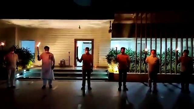 అక్రమ అరెస్ట్‌లపై నిరసన: ఉండవల్లిలో చంద్రబాబు కాగడాల ప్రదర్శన ( వీడియో)