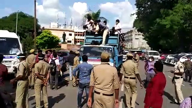 కరోనా నిబంధనలు గాలికొదిలేసి...సచివాలయ భవన  కూల్చివేత కవరేజి (వీడియో)