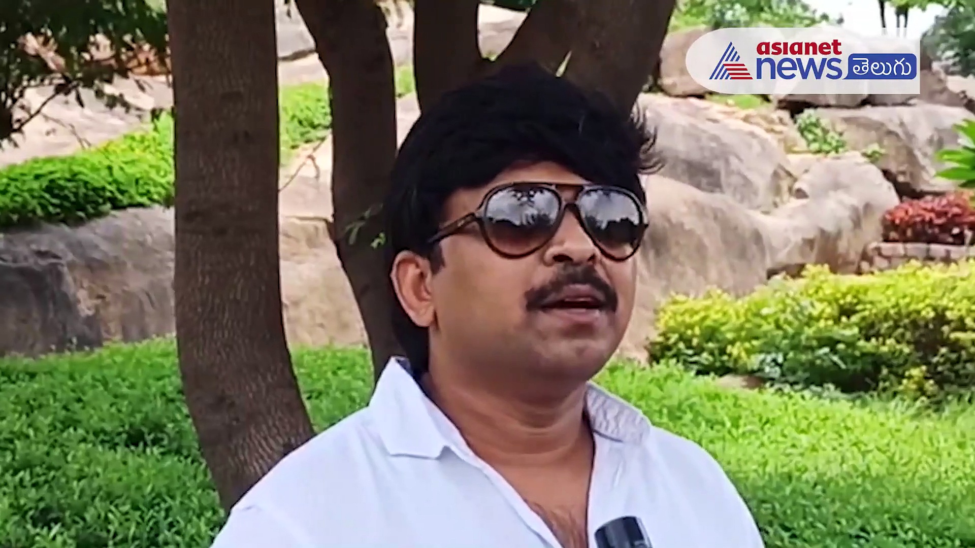 గ్రీన్ ఇండియా ఛాలెంజ్ లో భాగంగా మొక్కలు నాటిన డైరెక్టర్ శివ నిర్వన