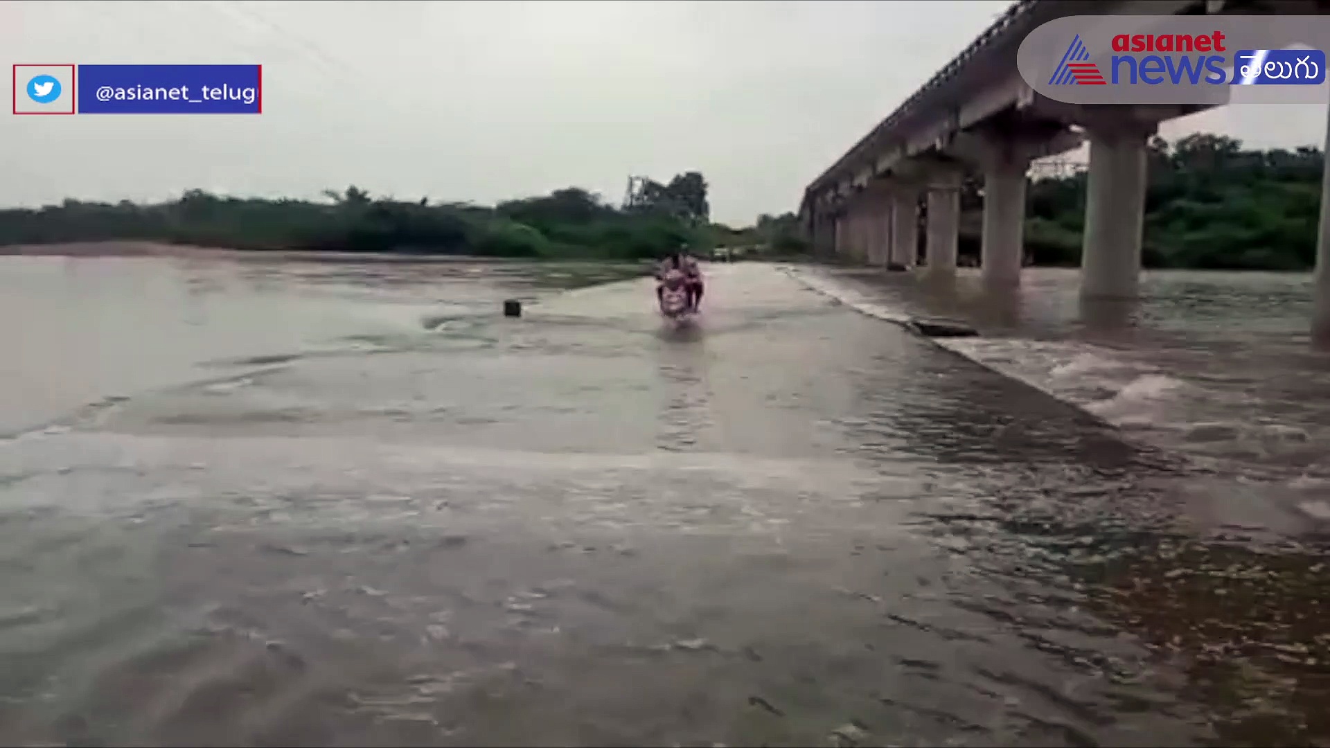 కృష్ణాజిల్లాలో  కట్టలేరు వాగు పొంగి ప్రవహిస్తున్న రాకపోకలు సాగిస్తున్న ప్రయాణికులు