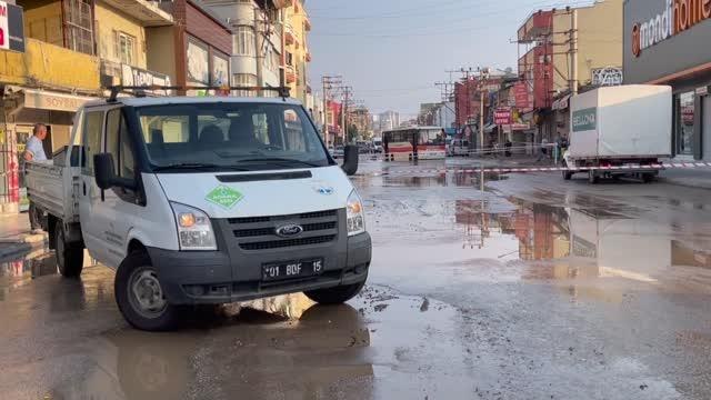 Su borusunun patlamasıyla oluşan çukura midibüs ve motosiklet düştü