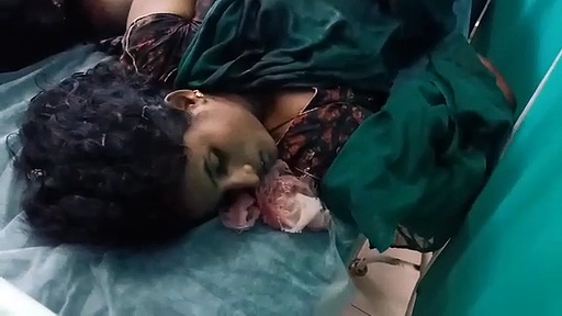 ఇళ్ల పట్టాల పంపిణీ: వేదికపై పడిన కొబ్బరి చెట్టు, ఇద్దరు మృతి (వీడియో)