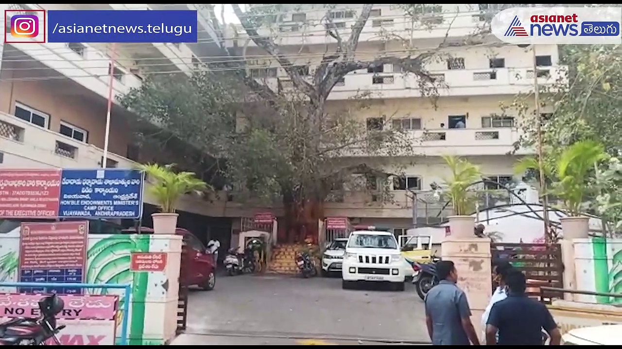 దుర్గమ్మ సన్నిధిలో విజిలెన్స్, ఏసిబి సోదాలు... అర్చకులనూ వదలకుండా