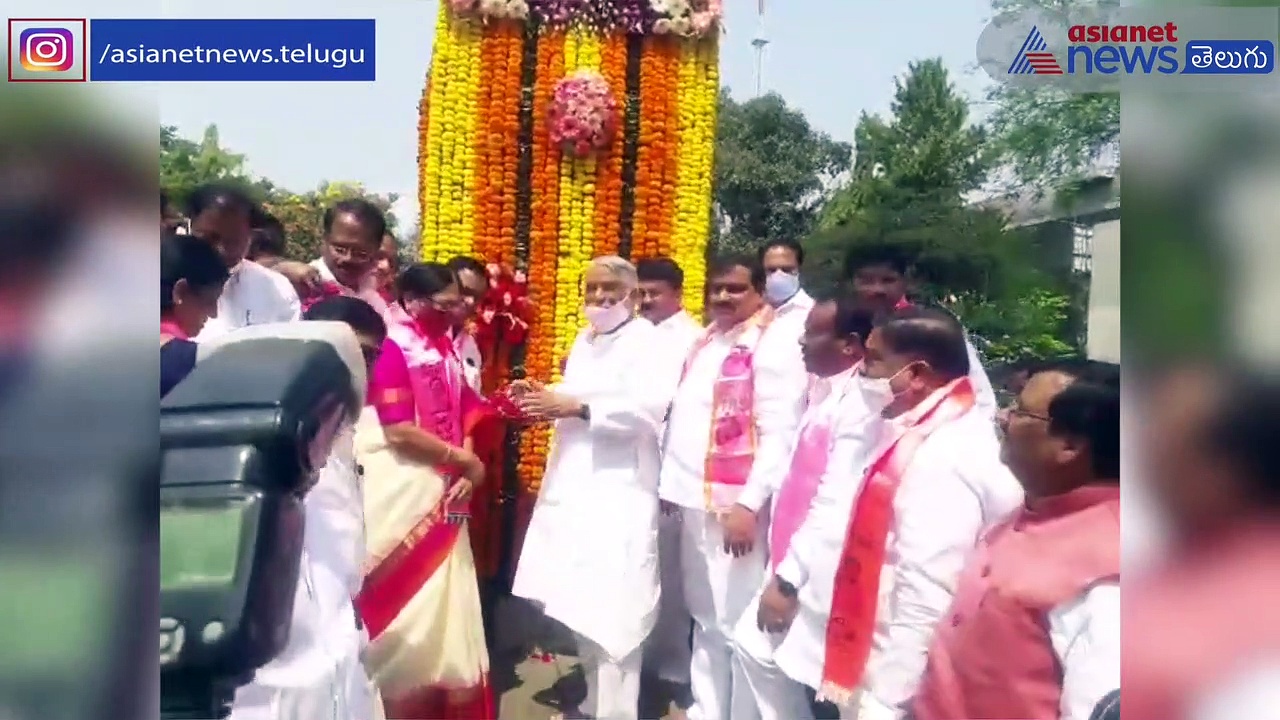 అమరవీరులకు టీఆర్ఎస్ అభ్య‌ర్థి వాణీదేవి నివాళి