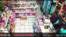 Surco: delincuente amenaza con pistola a niño y a su madre para asaltar minimarket