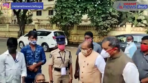 వీల్ చైర్లో ఓటేయడానికి... వృద్దురాలిని అభినందించిన ఎస్ఈసి నిమ్మగడ్డ