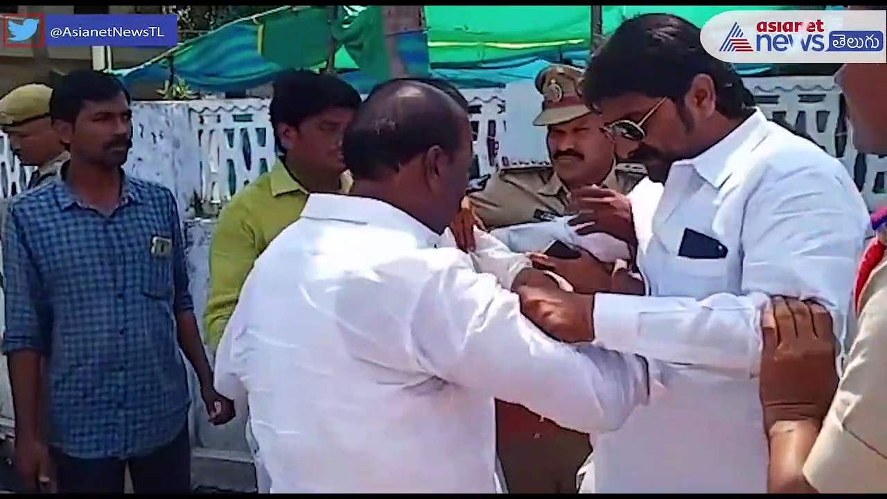 దాష్టికం... మాజీ మంత్రి కొల్లు రవీంద్రను తోసేసిన పోలీసులు