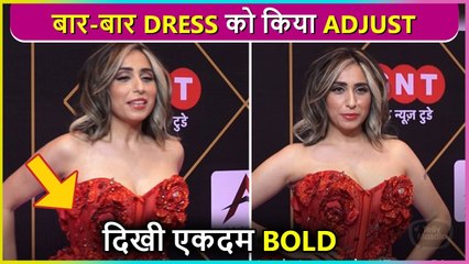 Neha Bhasin Adjusts Her Dress In Front Of Media | Bold Avtaar