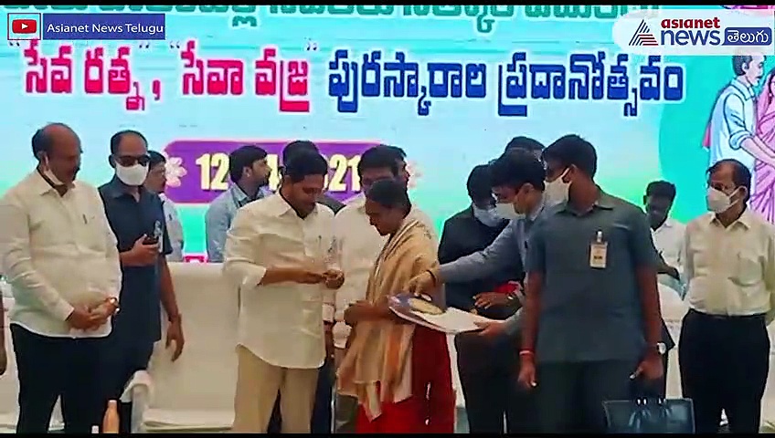 వాలంటీర్లకు ఉగాది విశిష్ట సేవా పురస్కారాలు... సీఎం జగన్ చేతులమీదుగా...