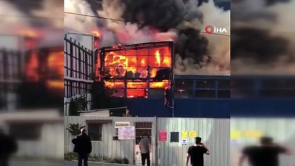 Arnavutköy'de büyük fabrika yangını: Alev alev yanan fabrikadan patlama sesleri duyuldu