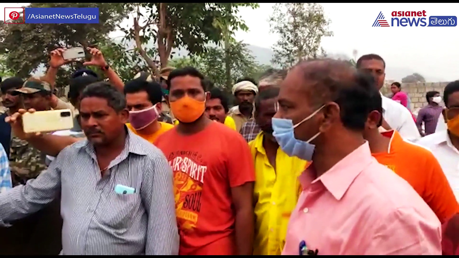 కోర్టులో విచారణకు ముందే... ఇళ్ల కూల్చివేత: ఆత్మకూరులో ఉద్రిక్తత