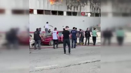 Son dakika haber | Bursa'daki fabrika yangınında otomobili böyle uzaklaştırdılar