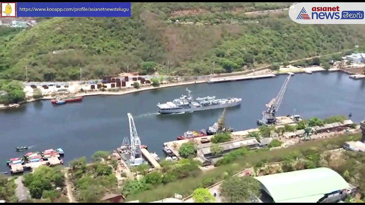 సింగపూర్ నుండి ఆక్సిజన్ ట్యాంకులు , అత్యవసర వైద్య పరికరాలు తో  విశాఖ చేరుకున్న ఐఎన్ఎస్ ఐరవత్