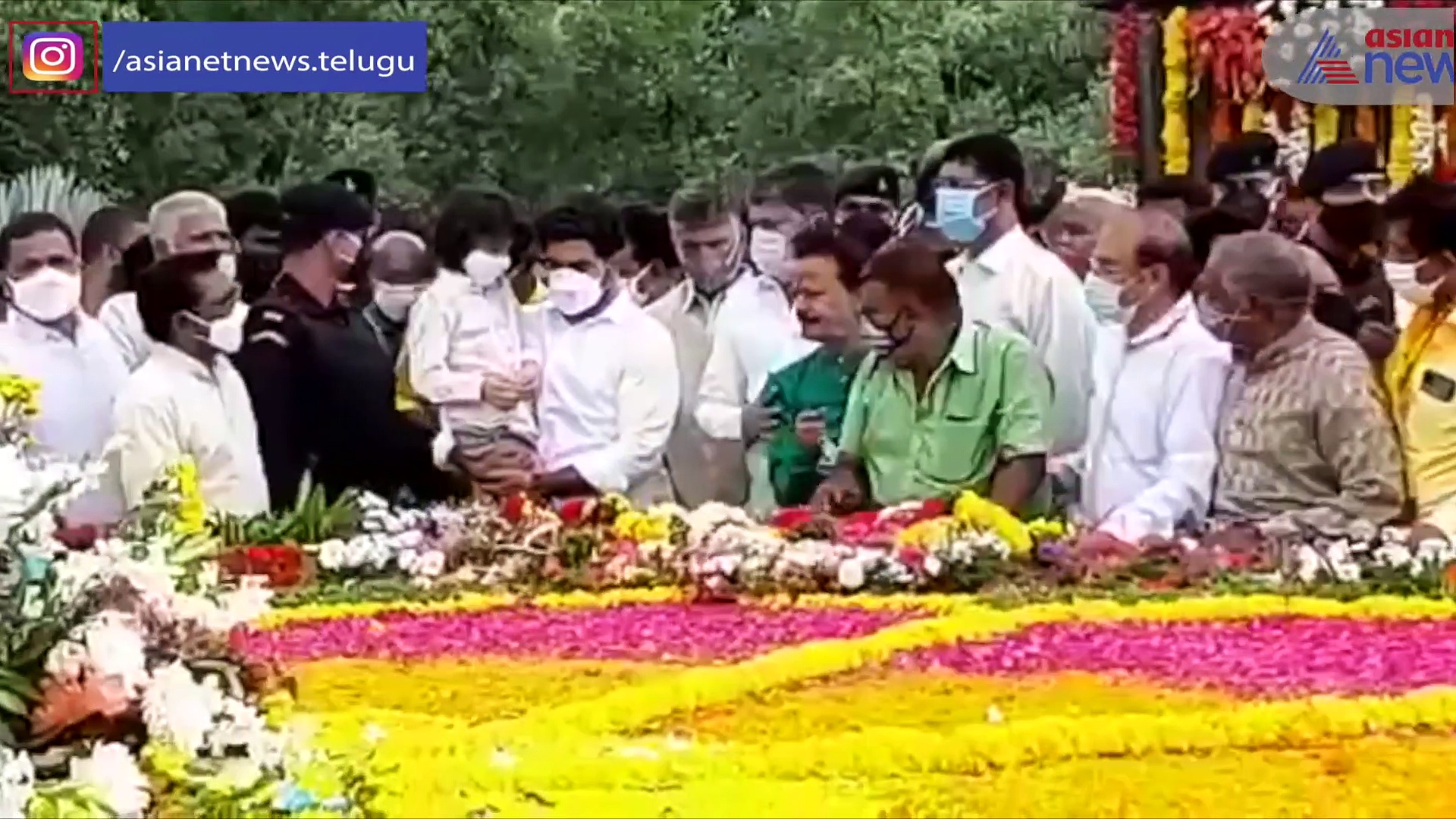 ఘన నివాళి... మనవడు దేవాన్ష్, కొడుకు లోకేష్ తో కలిసి ఎన్టీఆర్ ఘాట్ కు చంద్రబాబు