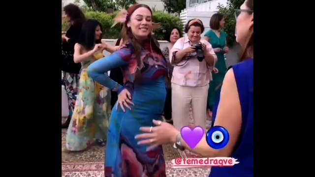 6 aylık hamile Demet Evgar, kına gecesi yapıp göbek attı