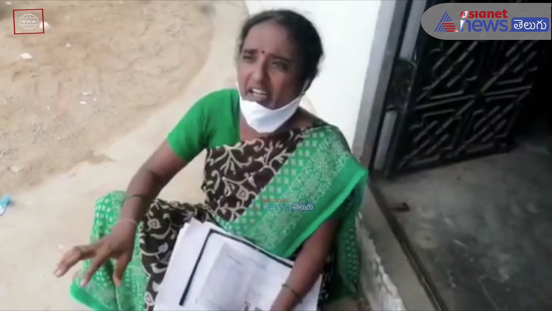 తాళిబొట్టు తహసీల్దార్ ఆఫీస్ గుమ్మానికి వేలాడదీసి... బాధిత మహిళ వినూత్న నిరసన