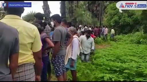 బహిర్భూమికి వెళ్లి... ఉధృతంగా ప్రవహిస్తున్న వాగుమధ్యలో చిక్కుకున్న యువకులు