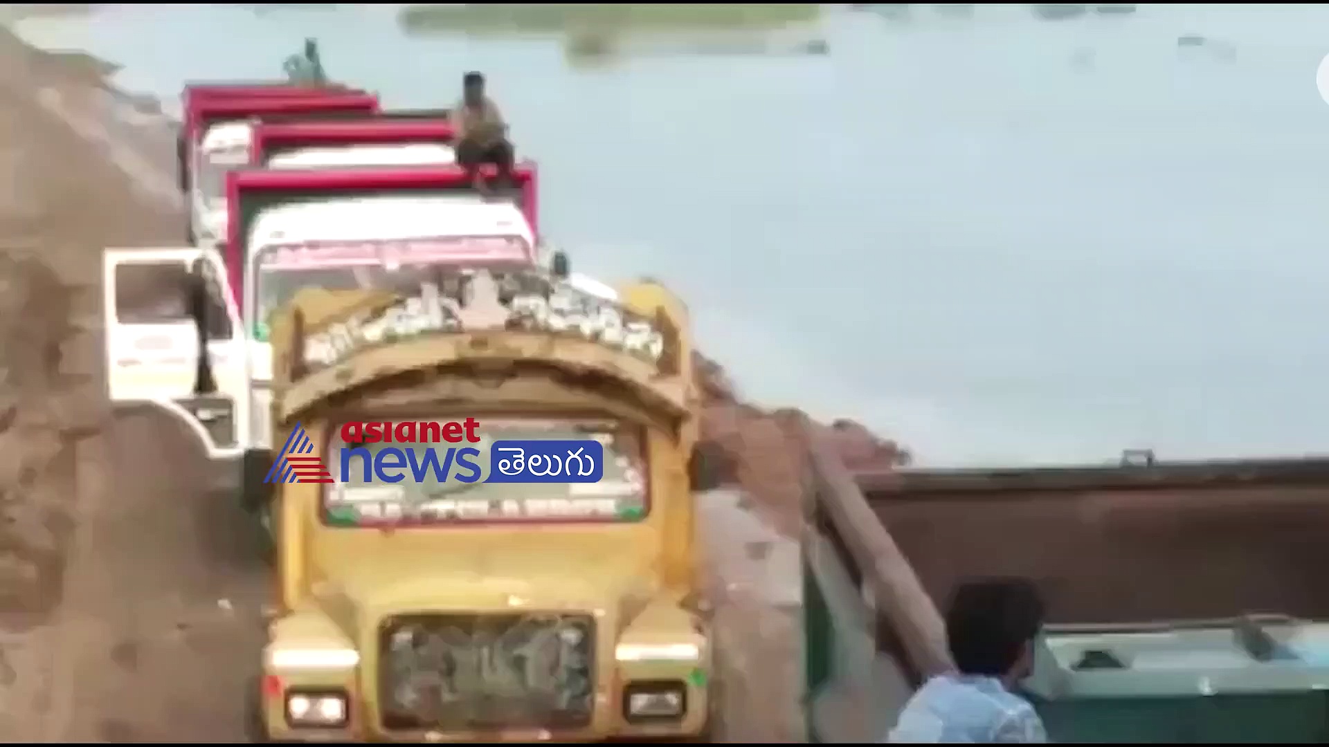 కృష్ణానదిలో.. వరదలో చిక్కుకున్న 70 ఇసుక లారీలు..