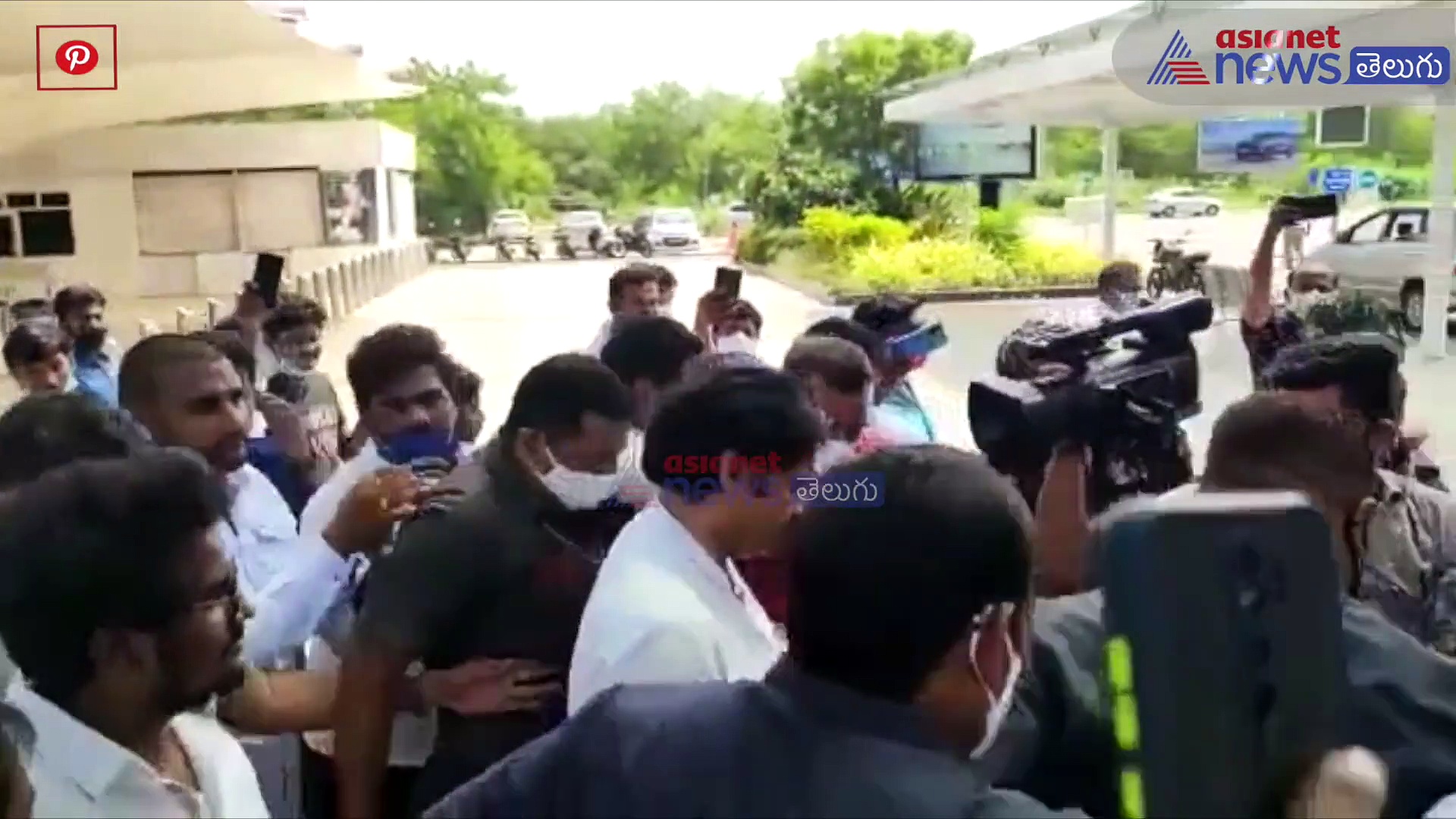 Janasena Party:పవన్ రాకతో అబిమానుల సందడి... అదుపుచేయడంలో పోలీసుల తిప్పలు