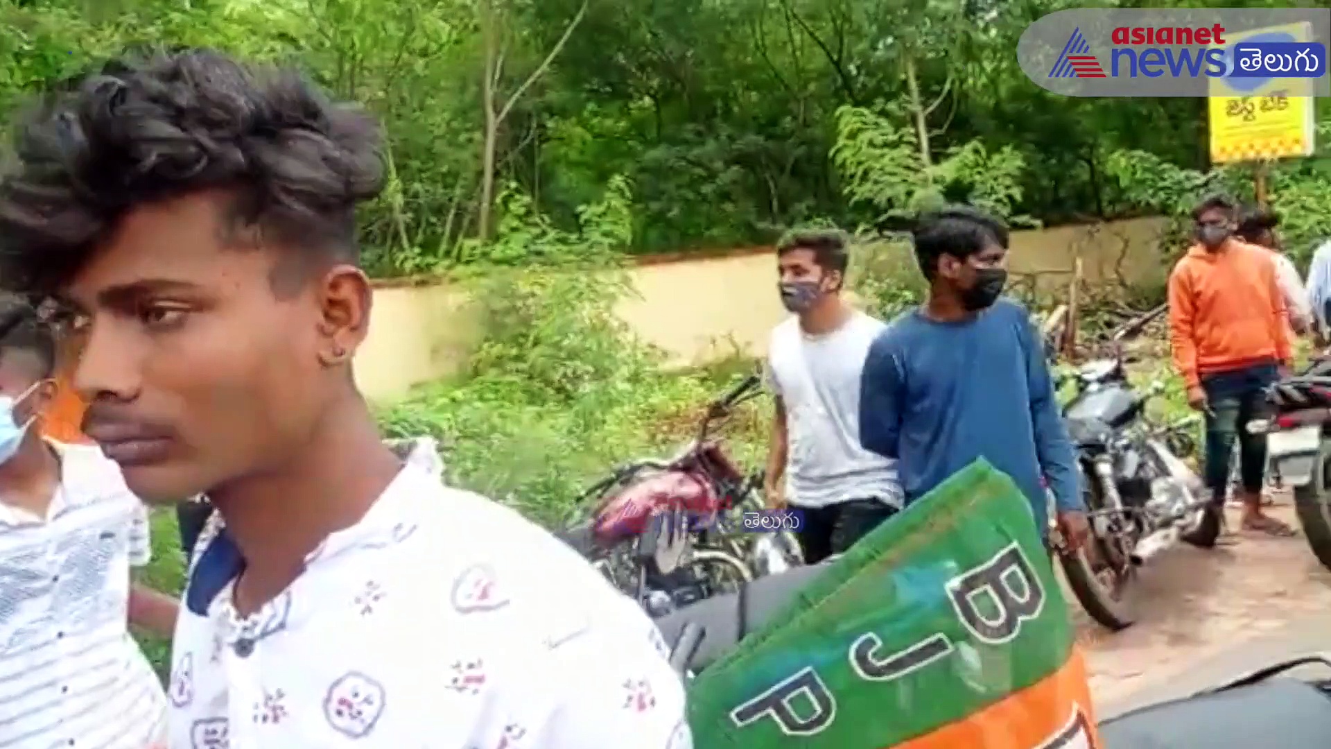 కిషన్ రెడ్డి జన ఆశీర్వాద యాత్రలో ఉద్రిక్తత... పోలీసులు-బిజెపి శ్రేణులు వాగ్వాదం